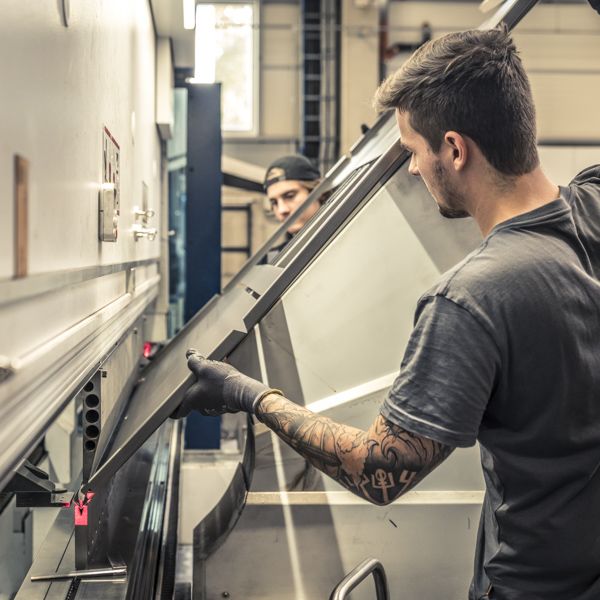 Laserschneiden, Schweißen und Kanten sowie Gravieren und Stanzen